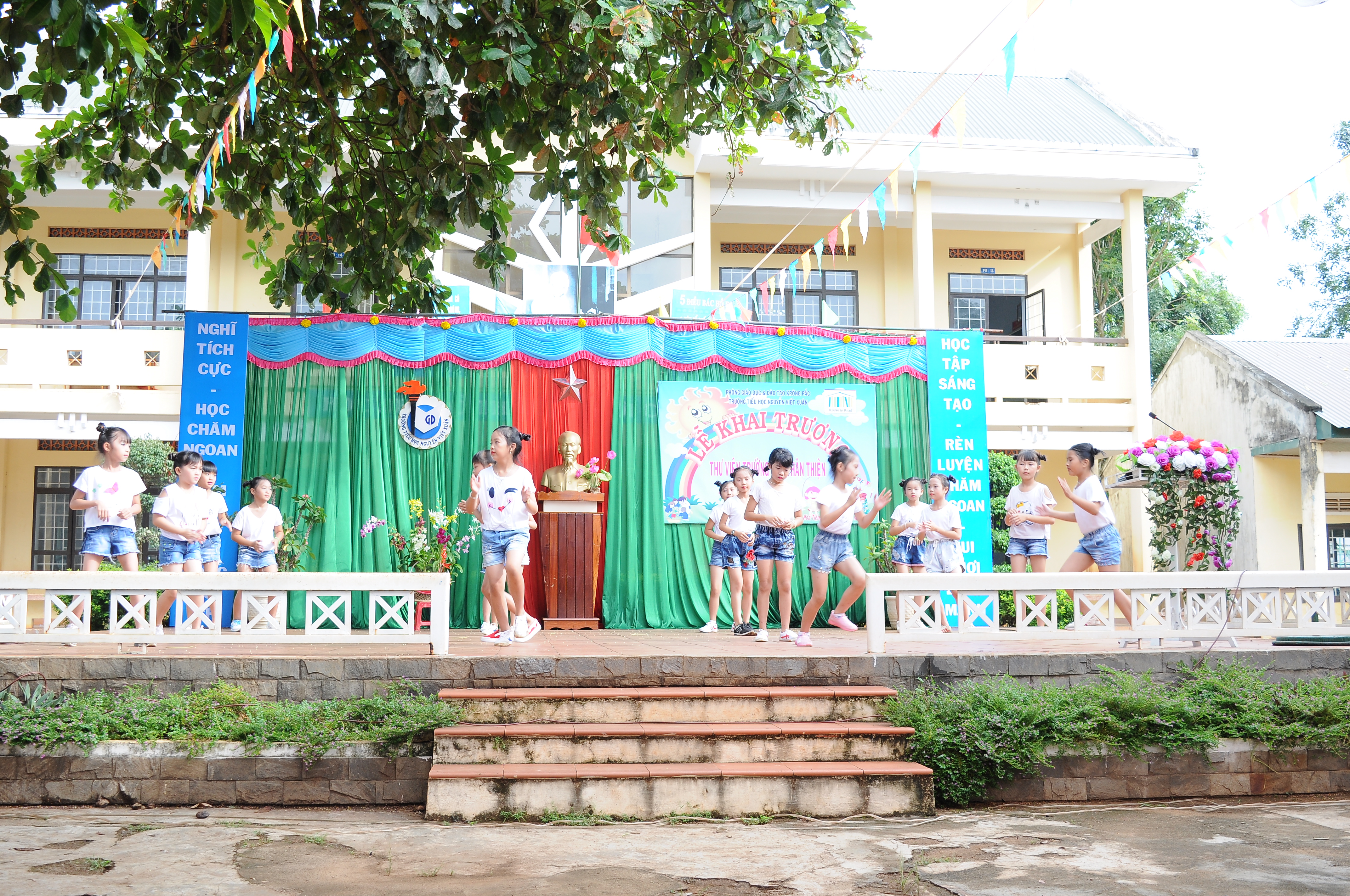 Hình ảnh về lễ khai trương thư viện thân thiện trường TH Nguyễn Viết Xuân