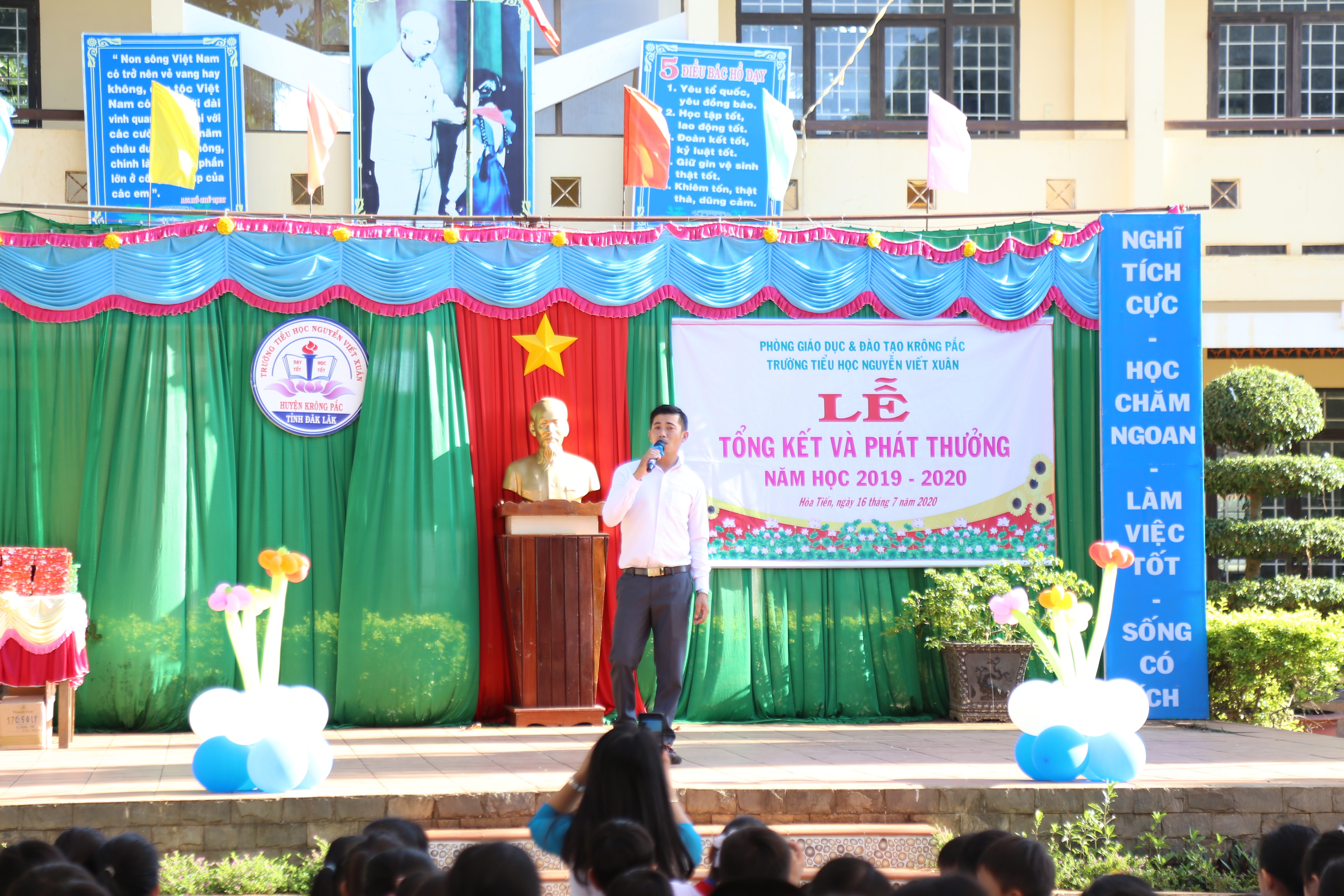 Buổi lễ tổng kết phát thưởng năm học 2019-2020